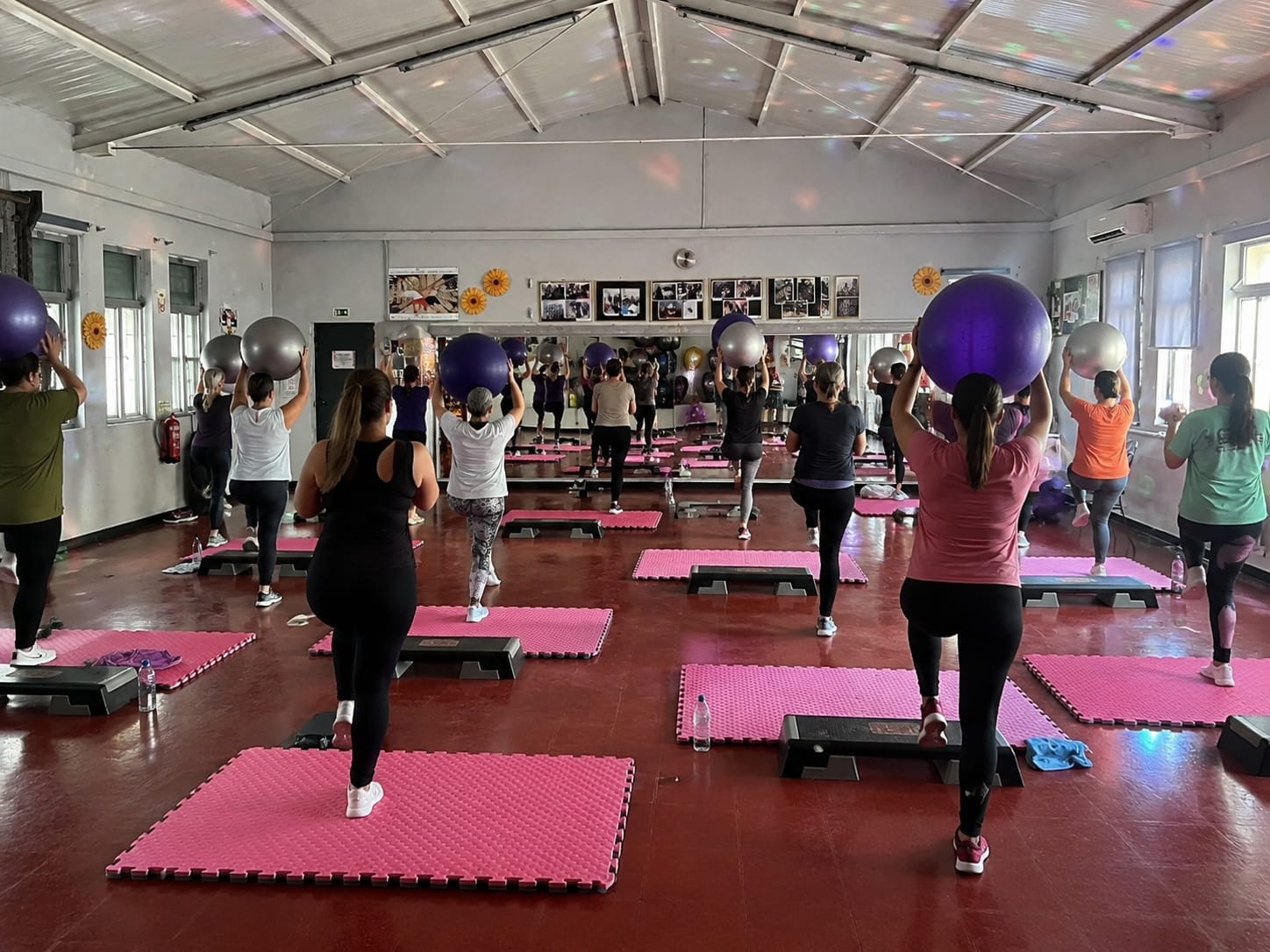 Aula de grupo Move+ com bolas, no pavilhão.